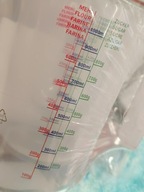 Dzbanki miarki i rękawica kuchenna