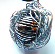 Ekstrawagancki wisior, duża srebrna kula w drucie, handmade