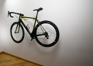 STOOK - drewniany wieszak ścienny na rower - żółty