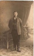 MĘŻCZYZNA -PORTRET -fotografia -format pocztówkowy