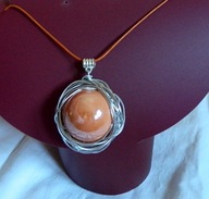 Brzoskwiniowa, pomarańczowa ceramiczna kula w srebrnej aureoli, wisior