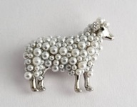 UROCZA BROSZKA PERŁY CYRKONIE BARANEK