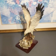 Duża figurka orła z gniazdem – 24 cm – dekoracja na drewnianej podstawie