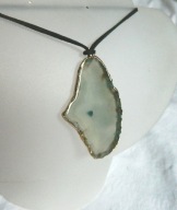 Transparentny seledynowy agat w złotej oprawie, wisior