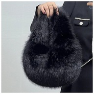 Damska Torebka Old Money – Mała Tote z Sztucznego Futra, Zamek, Czarna