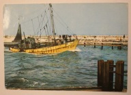 KOŁOBRZEG. Kuter rybacki w kanale portowym, 1967 rok