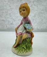 Złotowłosa dziewczyna w koczku, figurka z porcelany