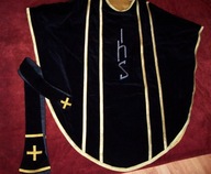 Czarny, aksamitny ornat z metalizowanymi aplikacjami min. IHS.