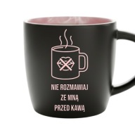 Śmieszny kubek czarny różowe wnętrze „Nie rozmawiaj przed kawą”