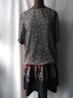 Sukienka czarna w drobne wzory z falbaną - 40