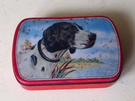 Stara puszka blaszana po papierosach.