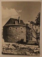 KOŻUCHÓW. Średniowieczna baszta obronna zbudowana z kamienia polnego