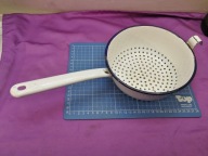 stary durszlak emaliowany z rączką głęboki DDR? PRL?