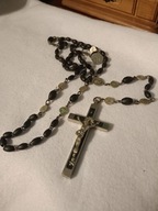 Stary drewniany różaniec z dużym krzyżem