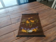 LNIANA WIELKANOCNA MAKATKA DO ZAWIESZENIA KURCZAKI JAJKA KROKUSY 31 x 48