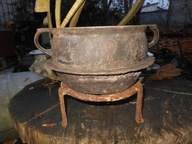 STARY GARNEK ŻELIWNY Z KUTĄ PODSTAWĄ NA OGNISKO