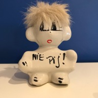 Mała figurka z napisem "Nie pij"