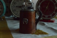 ZAPALNICZKA BENZYNOWA SKÓRZANE ETUI W KSZTAŁCIE KUFLA