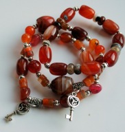 Trzy bransoletki na gumce z agatu