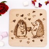DREWNIANA RĘCZNIE WYPALANA PODKŁADKA POD KUBEK - Walentynki - Jeże