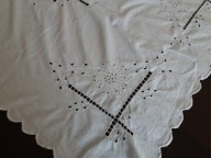 OBRUS BAWEŁNIANY - HAFTOWANY. 154 / 77 cm.