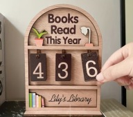 DREWNIANY LICZNIK KSIĄŻEK DO 999 – DEKORACJA DLA MIŁOŚNIKA CZYTANIA JASNY