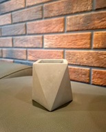 Betonowa geometryczna osłonka na doniczkę