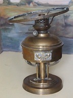 Stara mosiężna lampa naftowa.