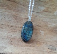 Wisiorek zawieszka labradoryt rzeźbiony rysunek kwiat srebrna krawatka