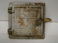 Stare metalowe drzwiczki do pieca kominka wędzarni