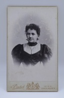 Antyczna fotografia gabinetowa Wiedeń A. Deutsch ok. 1900 r portret kobiety