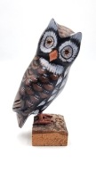 Puchacz wirginijski 17 cm drewno figurka sowa na kawałku gałązki Jak żywa