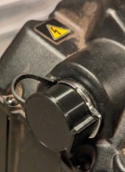 Osłona portu ładowania SurRon Light Bee X z pierścieniem uszczelniającym