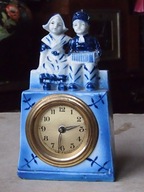 Zegar w obudowie porcelanowej Delft.