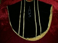 Czarny, aksamitny ornat z metalizowanymi aplikacjami min. IHS, PX.