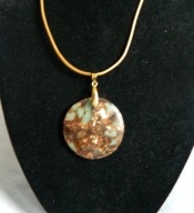 Amazonit z bornitem, duży okrągły wisior w złotej oprawie