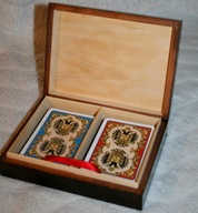 KARTY DO GRY 2 TALIE W DREWNIANYM PUDEŁKU DLA KOLEKCJONERA