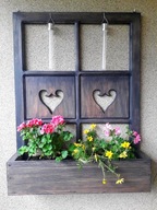 Donica drewniana jako okno, kwietnik rustykalny.