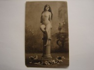 Rozmarzona dziewczyna na filarze - stara pocztówka przedwojenna