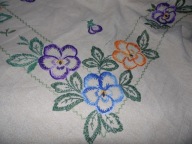 DUŻY BEZOWY OBRUS KOLOROWY HAFT W BRATKI - 118 CM X 146 CM