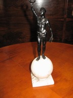 Figurka Przedwojenna - postać z wieńcem laurowym