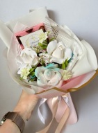 BUKIET Z KWIATÓW MYDLANYCH Z CZEKOLADĄ NA KOMUNIĘ DLA DZIEWCZYNKI