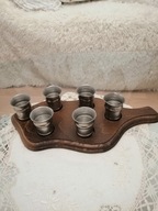 Cynowe kieliszki na deseczce, tacy.