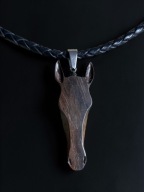 Naszyjnik koń heban Makassar ręcznie rzeźbiony drewniany skóra naturalna