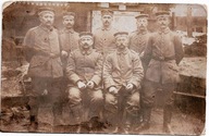 Fotografia 8 żołnierzy w mundurach – I wojna światowa, ok. 1915