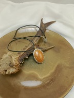 NASZYJNIK Z ŻYWICY PREZENT owal BROKAT