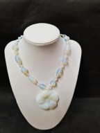 Opalitowy naszyjnik z rzeźbionym motywem kwiatowym, styl vintage