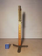 Stare drewniano-metalowe znaczniki krawędzi, służące do obszywania ubrań