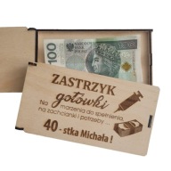 DREWNIANE PUDEŁKO NA PIENIĄDZE URODZINY ZASTRZYK GOTÓWKI Twój grawer Kartka