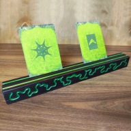 Drewniana podstawka na karty do gier planszowych - zielona. Rękodzieło.